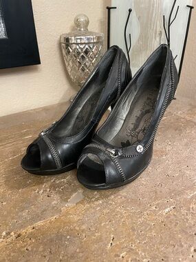 Eva & Zoe Black Peep Toe Heels w/ Zipper Detail Size 8 NWT